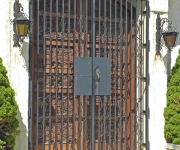 Liss_Ted_02_Please use side entrance_DSCN1266-1.jpg